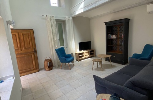 Cornillon House | Charming house 800 m from the river with terrace and courtyard.