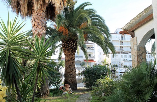 Santa Margarida Cottage | Charming House by the Canal with Terrace - Roses