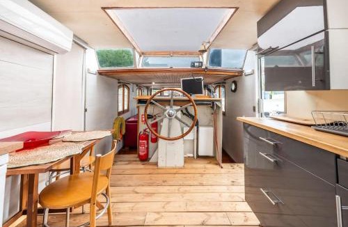Asnieres-sur-Seine Boat Rental | Charming Houseboat with Terrace Near Paris
