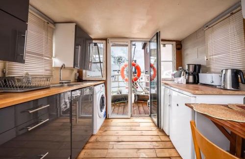 Asnieres-sur-Seine Boat Rental | Charming Houseboat with Terrace Near Paris