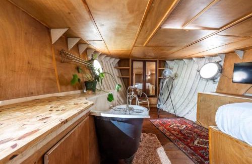 Asnieres-sur-Seine Boat Rental | Charming Houseboat with Terrace Near Paris