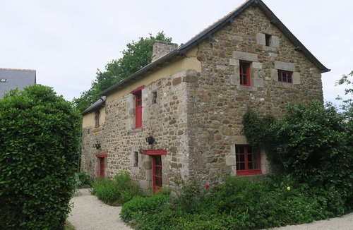 Saint-Pern Cottage | Charming house in a garden