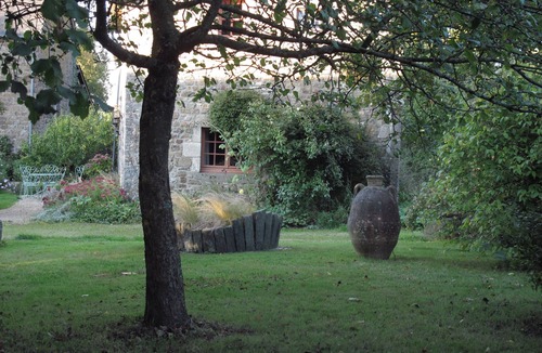 Saint-Pern Cottage | Charming house in a garden