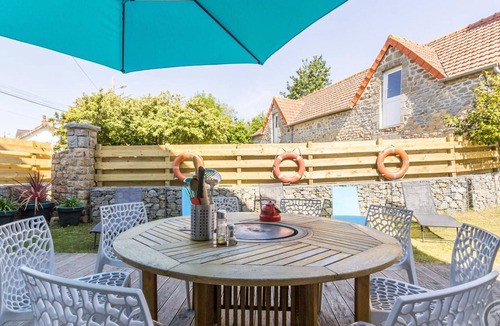 Jullouville Cottage | Charming house in Jullouville with private garden