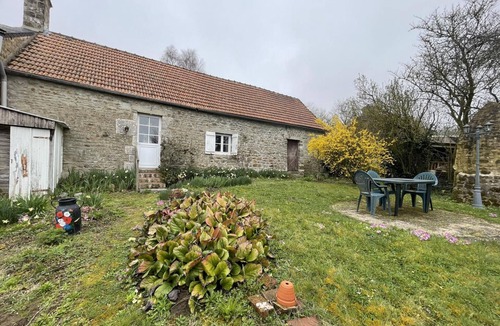 Rabodanges Cottage | Charming house near Rabodanges Lake, perfect for families