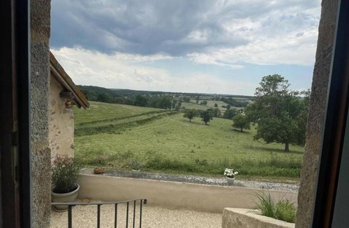 Vernusse Cottage | Charming house, pets allowed