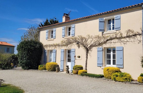 Nieul-sur-l'Autise House | Charming house with private pool in the center of the historic village.