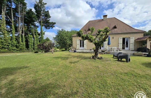 Saint-Chamassy Cottage | Charming house with garden, pets allowed