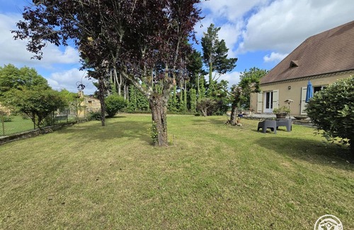 Saint-Chamassy Cottage | Charming house with garden, pets allowed