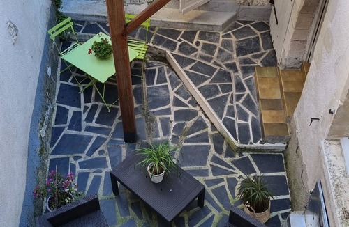 Issoudun House | Charming house with courtyard and terrace