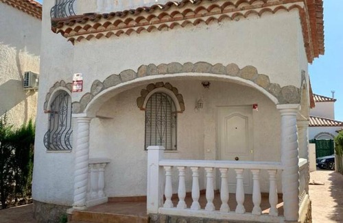 Costa del Zefir House | Charming House with Private Garden, Pool, and BBQ in Miami Playa