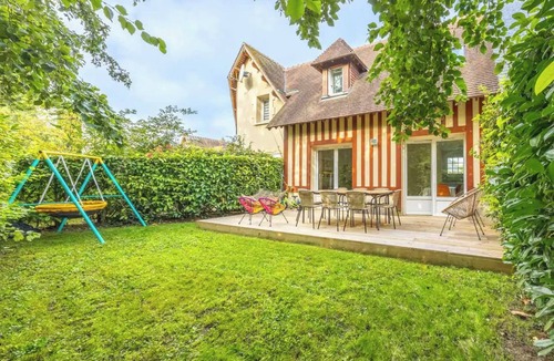 Deauville City Centre Apartment | Charming house with garden in residence with pool