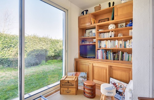 Barbatre House | Charming House with Garden, Walk to Beach
