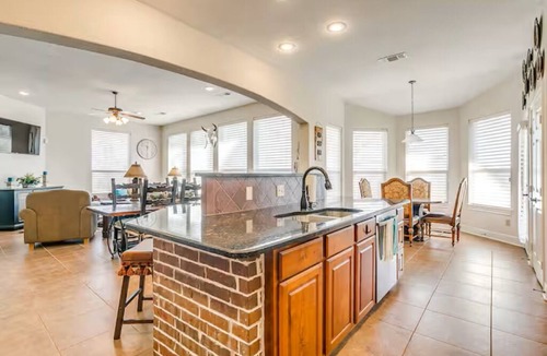 Fort Worth House | Charming house with AC and fitness room in enjoyable Fort Worth