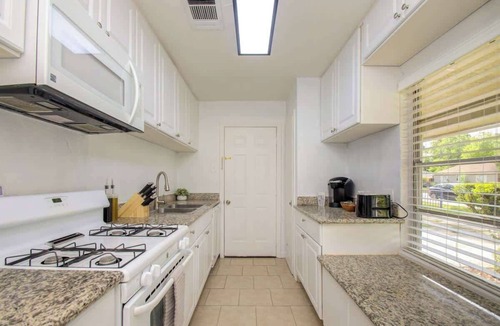 Spring Branch East House | Charming Houston Oasis w/Huge Fenced Backyard