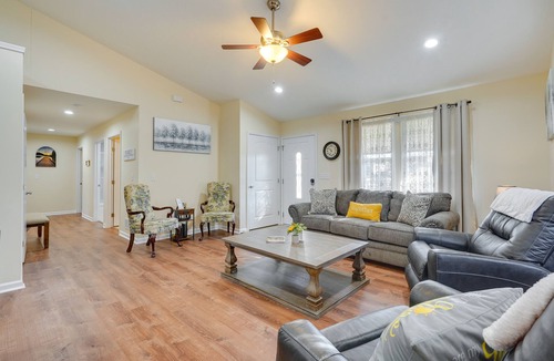 Howard Cottage | Charming Howard Getaway w/ Deck, 1 Mi to Lake!