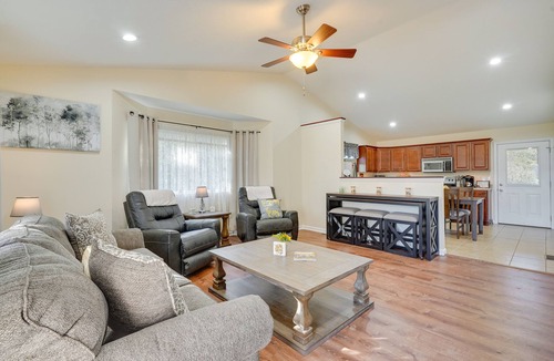 Howard Cottage | Charming Howard Getaway w/ Deck, 1 Mi to Lake!