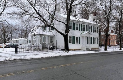 Green Island House | Charming Hudson riverfront 1BRnn