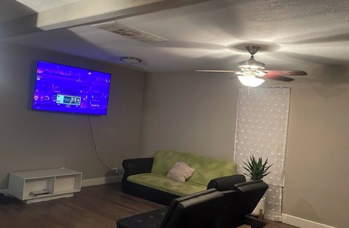 Woodward House | Charming Huge 3-bedroom Chicken Cottage