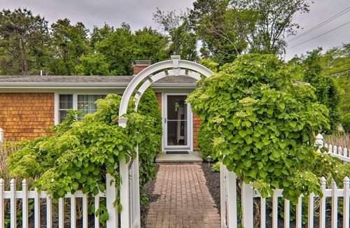 Hyannis Port Cottage | Charming Hyannis Cottage: 1 Mi to Beach!