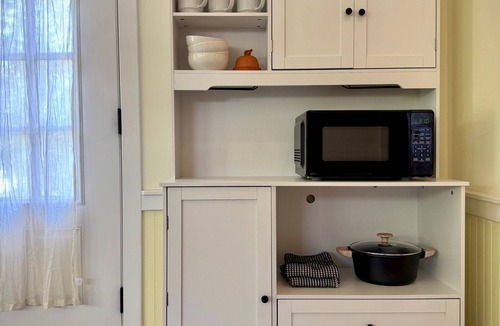 Blue Hill Apartment | Charming in-town apartment in scenic Blue Hill village near Acadia National Park