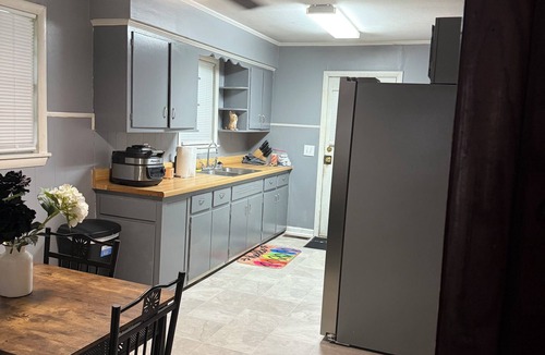 Piggott House | Charming In-Town Retreat King Bed + Smart TVs