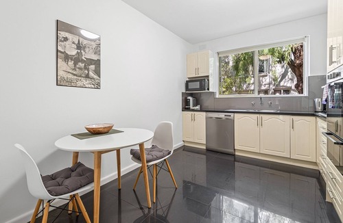 Toorak Apartment | Charming Inner-City Stay- Space, Style & Location