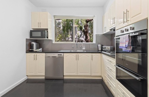 Toorak Apartment | Charming Inner-City Stay- Space, Style & Location