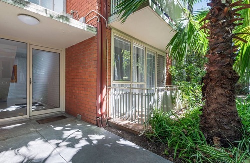 Toorak Apartment | Charming Inner-City Stay- Space, Style & Location