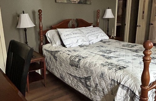 Albion Bed & Breakfast | Charming Italianate design manor offers private room and bath,private entrance