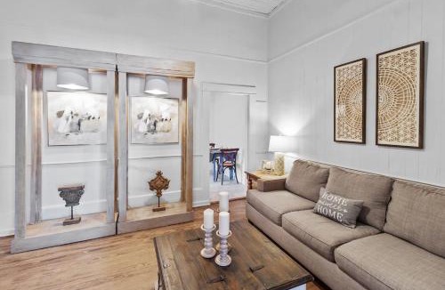 Mooringsport House | Charming Ivy Street House with porch swing