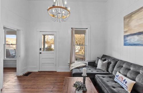Mooringsport House | Charming Ivy Street House with porch swing
