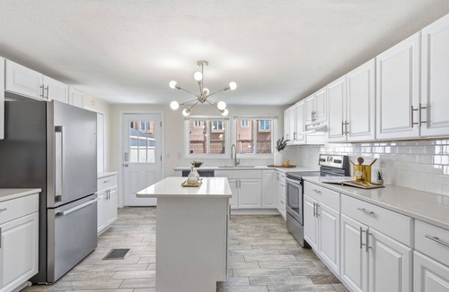 West Plaza House | Charming KC Bungalow Walk to Plaza & Westport