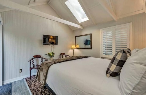Calistoga Hotel | Charming King Room, Private Entrance and Garden Area. Pet-Friendly!