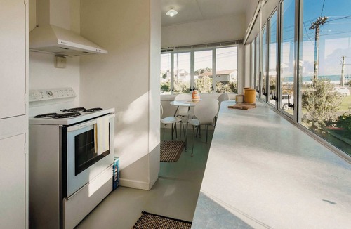 Oakura Villa | Charming Kiwi Bach by Oakura Beach