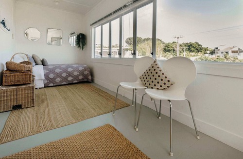 Oakura Villa | Charming Kiwi Bach by Oakura Beach