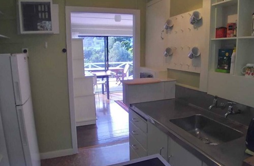 Huia Cottage | Charming Kiwi batch by the sea.