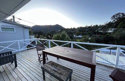 Huia Cottage | Charming Kiwi batch by the sea.