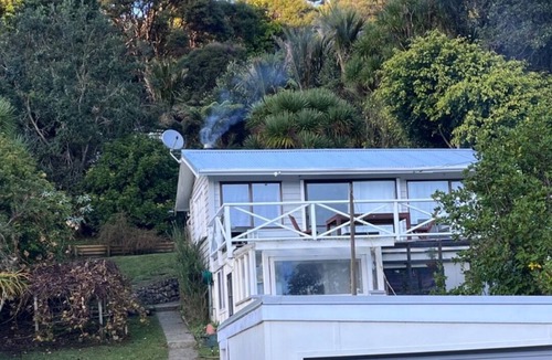 Huia Cottage | Charming Kiwi batch by the sea.