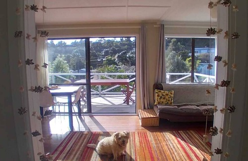 Huia Cottage | Charming Kiwi batch by the sea.