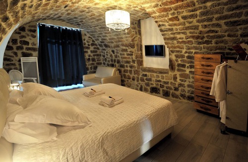 Sanilhac House | Charming La Castanéa gîte, SPA, infra-red sauna in a charming Ardèche hamlet