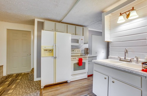 Lake Ann Apartment | Charming Lake Ann Apartment - Walkable Location!