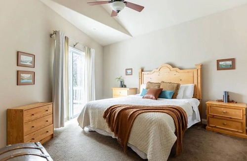 Cedar Glen House | Charming Lake Arrowhead Escape-Dog Friendly