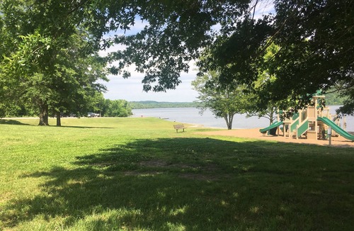 Big Rock House | Charming Lake Barkley cabin