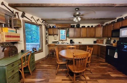 Bellmore Cabin | Charming lake cabin located next to Racoon State Park.