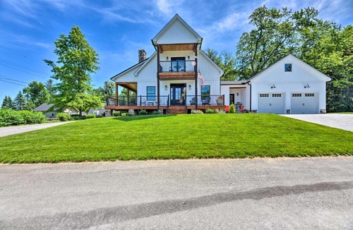 North East House | Charming Lake Erie Getaway: Walk to Beach!