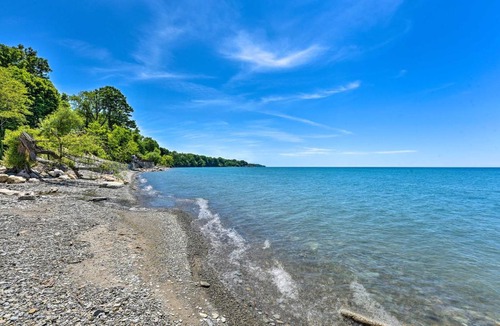 North East House | Charming Lake Erie Getaway: Walk to Beach!