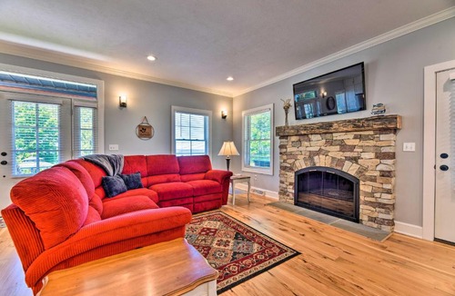North East House | Charming Lake Erie Getaway: Walk to Beach!