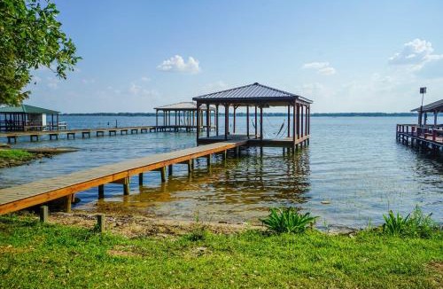 Yantis House | Charming Lake Fork Cottage w/Screened-In Porch!