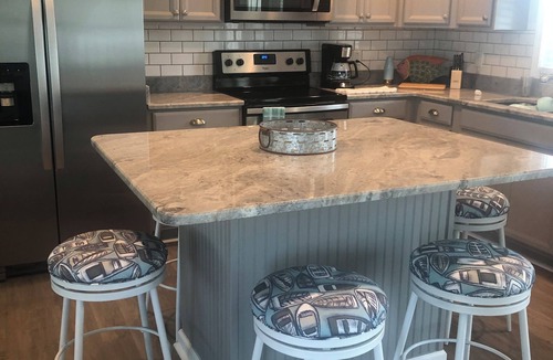 Oak Grove Cottage | Charming lake front 2-bedroom cottage in Gray with WiFi and AC